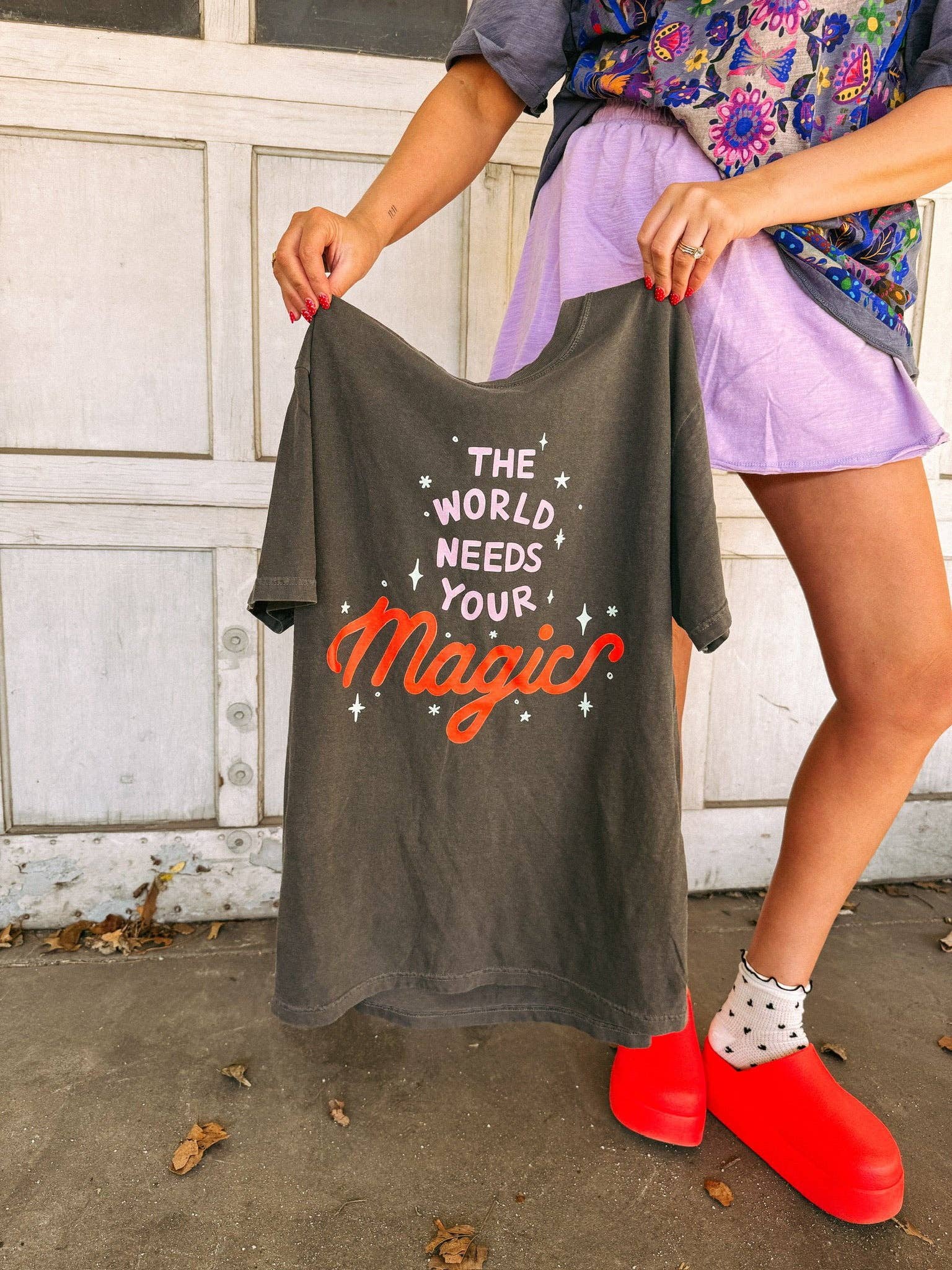 The world needs your magic graphic tee / Charcoal